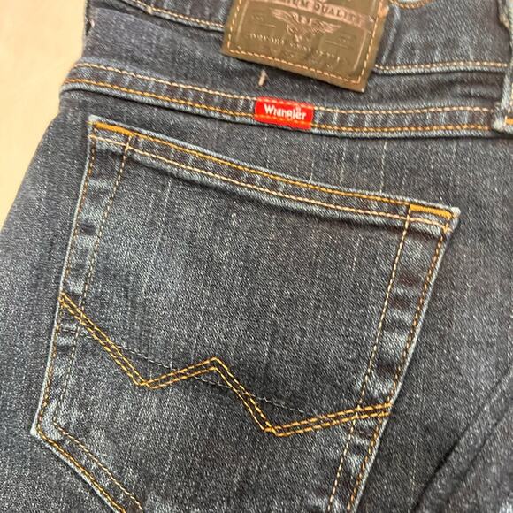 Men’s Relaxed boot fit wrangler jeans - Picture 4 of 10